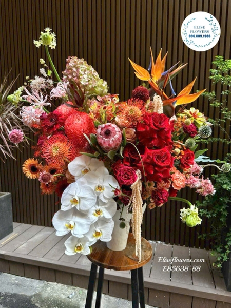 Bình hoa tone đỏ tặng doanh nhân sang trọng | Elise Flowers
