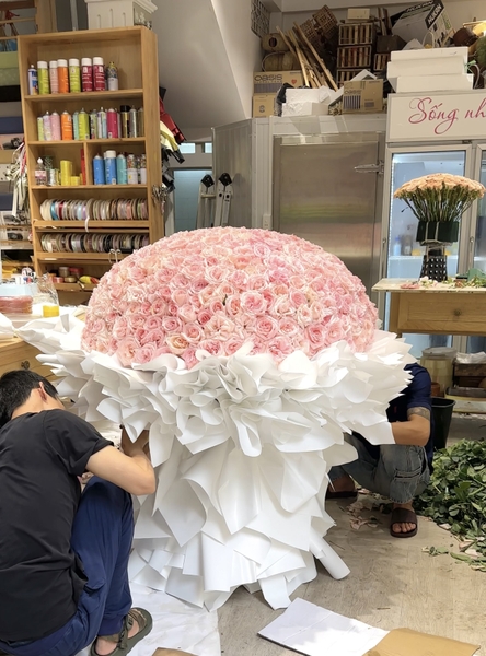 Bó hoa hồng 520 bông được Elise Flowers thiết kế tỉ mỉ theo yêu cầu của khách hàng