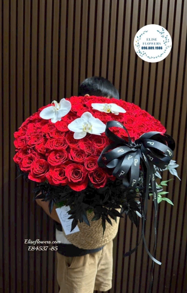 Lẵng hoa hồng đỏ mix ngày 20/10 tại Long Biên | Elise Flowers