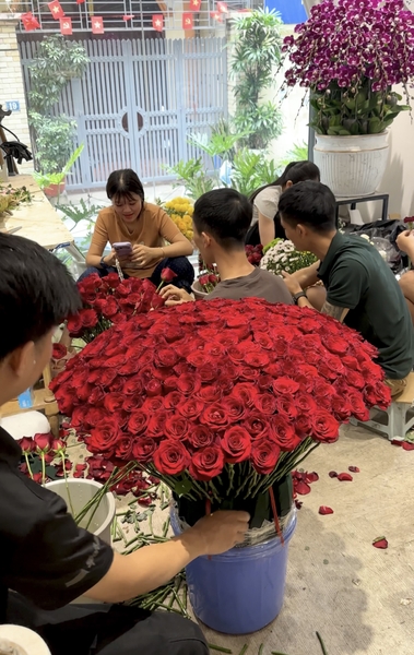 Đội ngũ nhân viên Elise Flowers đang thực hiện sản phẩm 1000 bông hồng đỏ tặng sinh nhật.