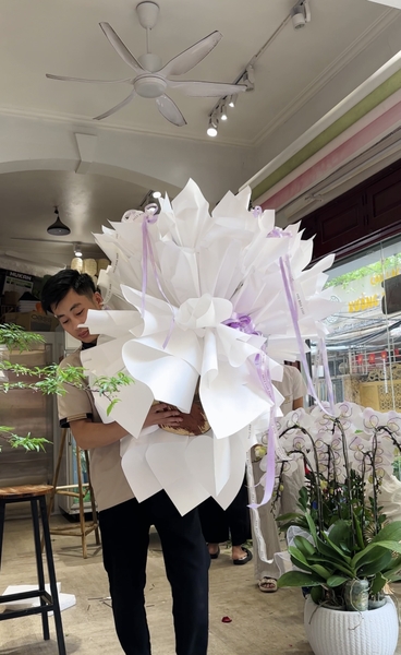 Quy trình chuyên nghiệp, Elise Flowers đi chụp ảnh hoa trước khi giao.