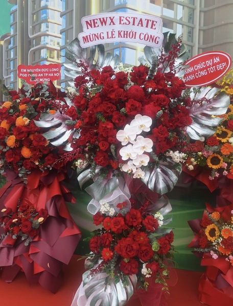 Kệ hoa chúc mừng sự kiện được Elise Flowers giao tận nơi