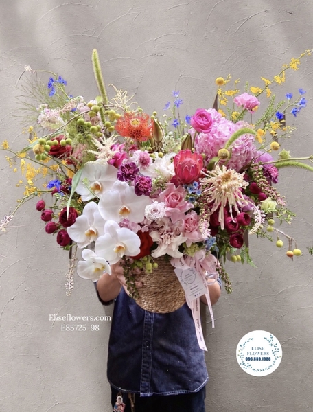Sản phẩm hoa sinh nhật sếp được thiết kế trực tiếp tại Elise Flowers, phong cách hiện đại, luxury. 