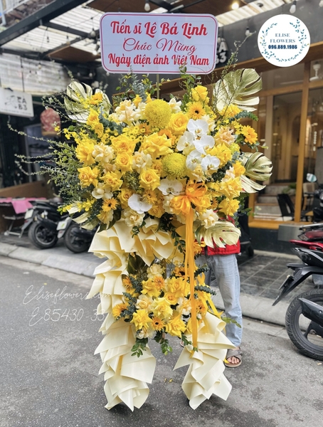 Kệ hoa khai trương rực rỡ ở quận Hoàn Kiếm , Hà Nội. Shop hoa tươi quận Hoàn Kiếm - Uy Tín, Chuyên Nghiệp.