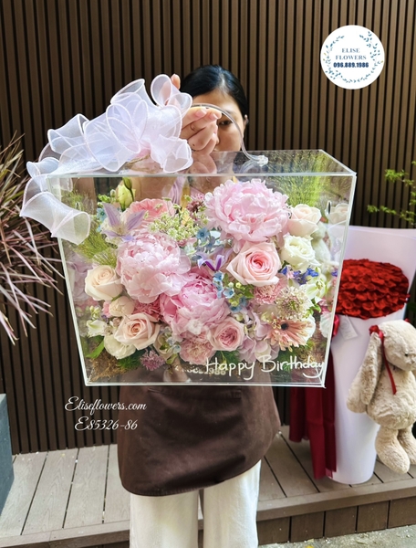 Hộp hoa mica, quà tặng sinh nhật sếp cao cấp, sang trọng. Shop hoa tươi uy tín - phục vụ tận tâm - Elise Flowers