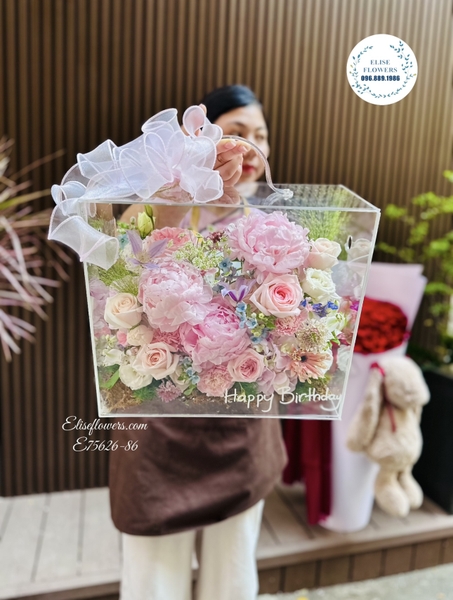 Hộp hoa mica cao cấp sang trọng tặng sinh nhật mẹ yêu. Hoa sinh nhật mẹ đẹp ở Hà Nội | Elise Flowers