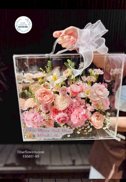 Hộp hoa mica hồng pastel tặng bạn gái 20/10 tại Cầu Giấy | Elise Flowers