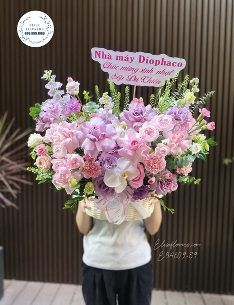 Lẵng hoa chúc mừng khai trương tại Hà Nội tone tím hồng nhẹ nhàng.|Elise Flowers