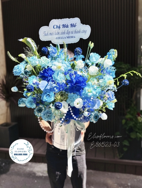 Lẵng hoa chúc mừng sinh nhật sếp Hà Nội tone xanh dương nam tính | Elise Flowers