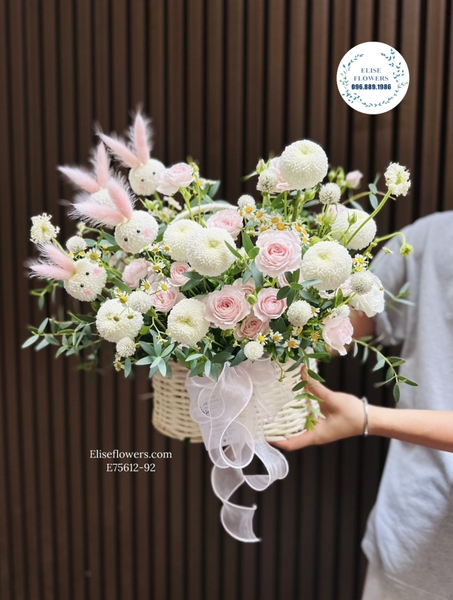 Lẵng hoa tặng con gái màu hồng pastel . Lẵng hoa ping pong thỏ ngọc tặng sinh nhật con gái ở Hà Nội