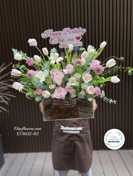 Mua lẵng hoa tulip nhập khẩu đẹp nhất ở Hà Nội. Elise Flowers - Shop hoa tulip nhập khẩu Hà Nội.