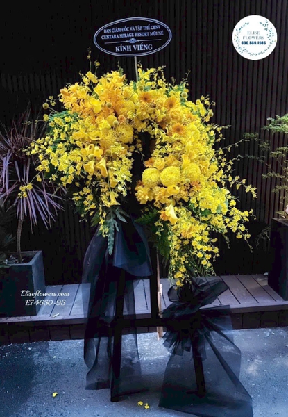 Vòng hoa tang lễ tone vàng trang trọng tại Hà Nội | Elise Flowers