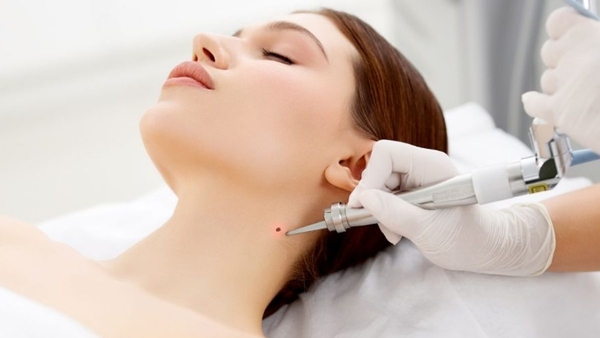 5 lưu ý quan trọng trước khi quyết định xăm nốt ruồi son 1 Xăm nốt ruồi tài lộc ở vị trí nào? Gợi ý giúp thu hút may mắn