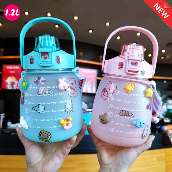 Bình Nước 1,2 Lít BN/05 Giữ Nhiệt Nóng Lạnh Cute, Bình Đựng Nước 1200ml Có Vạch Báo Giờ Uống Nước Dành Cho Người Lười Đi Học Du Lịch Thể Thao Tập Gym Yoga Đạp Xe Chạy Bộ Bóng Đá Bóng Chuyền Bóng Rổ