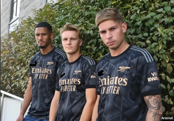 Arsenal Ra Mắt Bộ Đồ Đá Banh Sân Khách 2022-2023