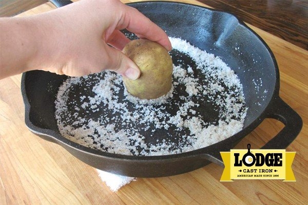 Hướng dẫn vệ sinh chảo gang