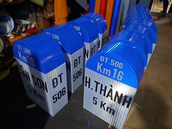cot-km-phan-quang-khong-chan