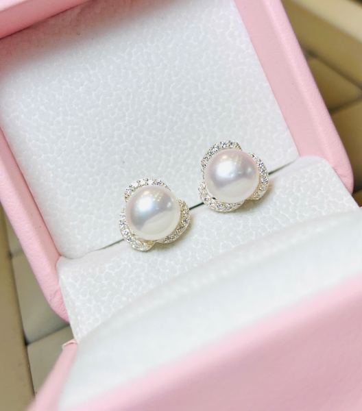 Elegant pearl earrings