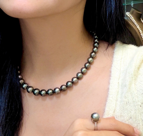 Still looking for a 20/10 gift? Pearl jewelry is always a beautiful choice. ✨
