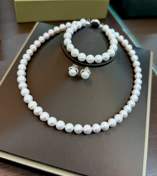 Make her 20/10 special with a timeless pearl gift. Find your favorite piece at our shop in District 1. ✨