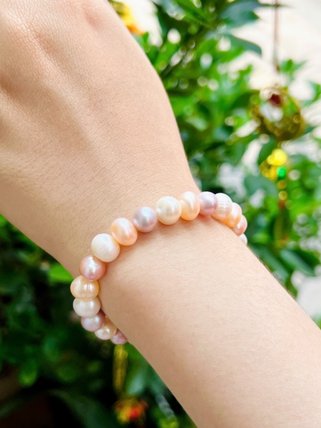 Vòng tay ngọc trai sang trọng . Hình dáng tự nhiên