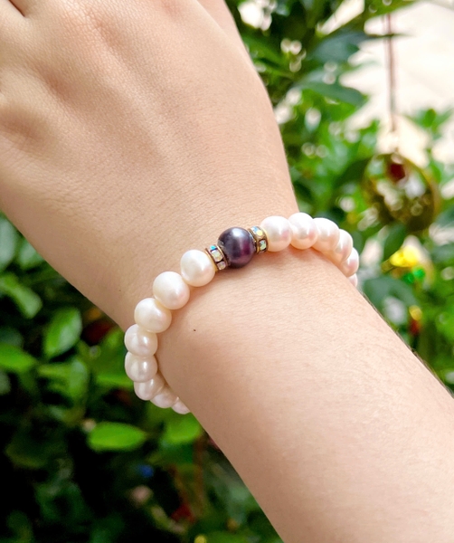 Vòng tay ngọc trai sang trọng . Hình dáng tự nhiên
