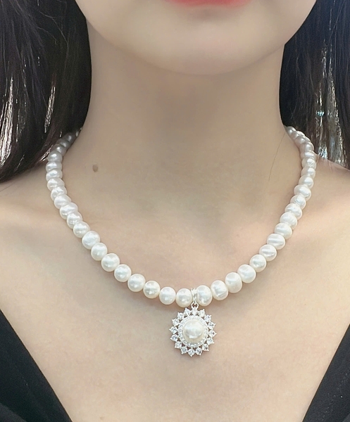 Chuỗi cổ ngọc trai kết mặt chế tác bạc sang trọng