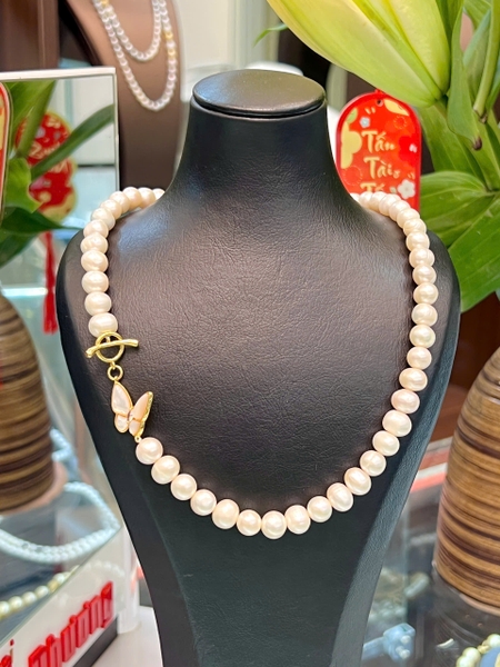 Chuỗi cổ ngọc trai sang trọng . Món quà ặtng đầu năm