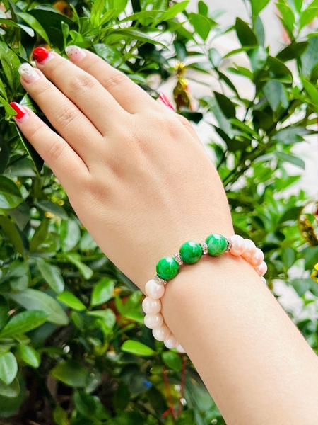 Vòng tay ngọc trai sang trọng . Hình dáng tự nhiên