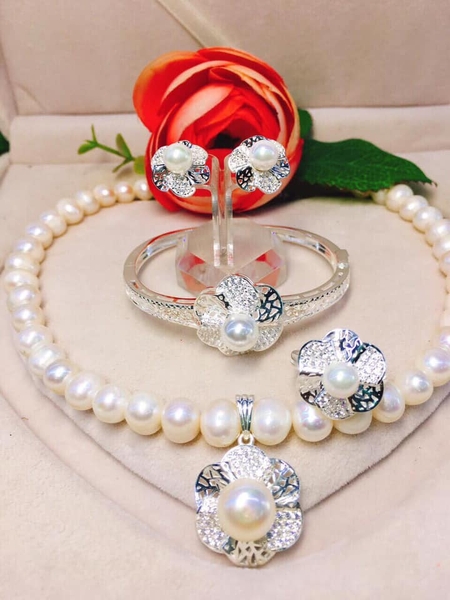 Bộ Ngọc Trai Trắng Phối Trang Sức Sang Trọng