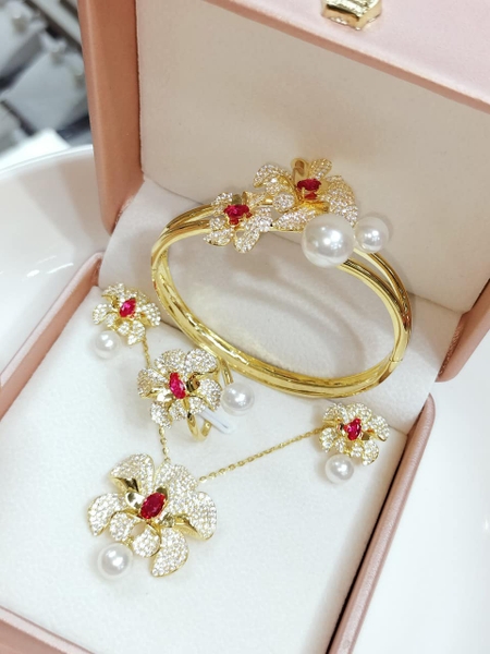 BỘ TRANG SỨC VÀNG 18K SANG TRỌNG