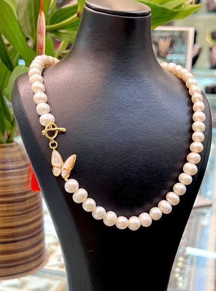 Chuỗi cổ ngọc trai sang trọng . Món quà ặtng đầu năm