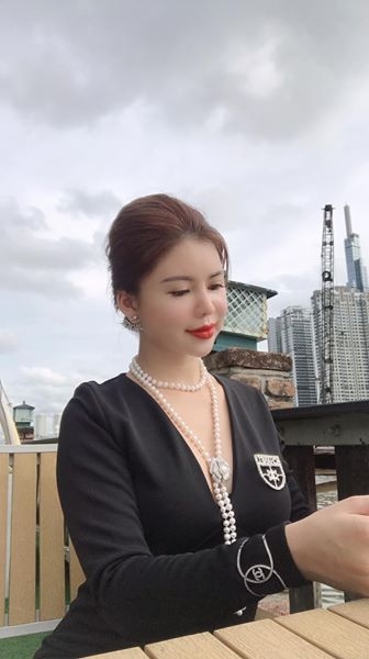Chuỗi Cổ Ngọc Trai Phối Cài Áo Sang Trọng