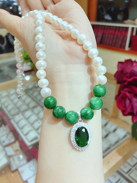 Chuỗi Cổ Ngọc Trai Phối Cẩm Thạch Và Mặt Sang Trọng