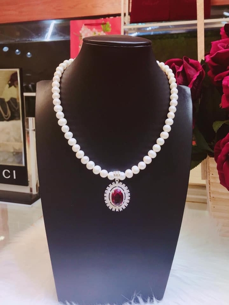 Chuỗi Cổ Ngọc Trai Phối Mặt Đá Đỏ Quý Phái