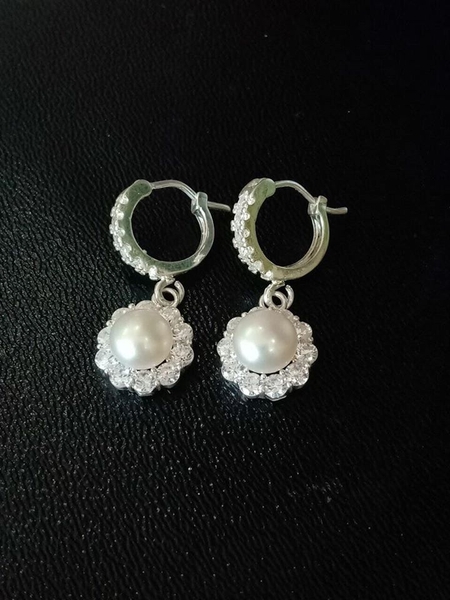 Hoa Tai Ngọc Trai Trắng Xinh Xắn