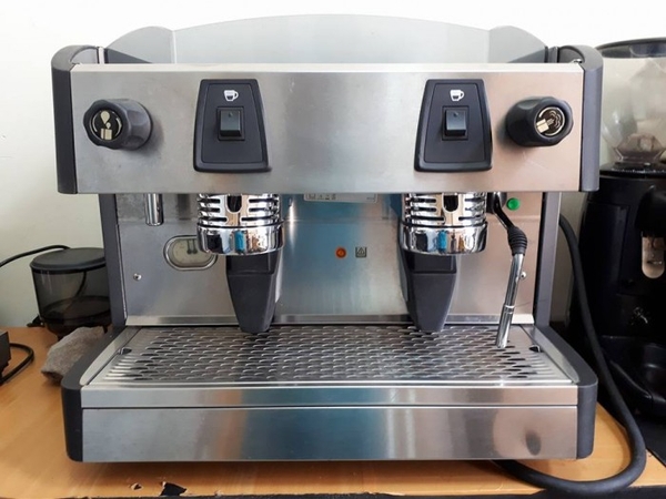 Máy pha cà phê Espresso có thiết kế sang trọng
