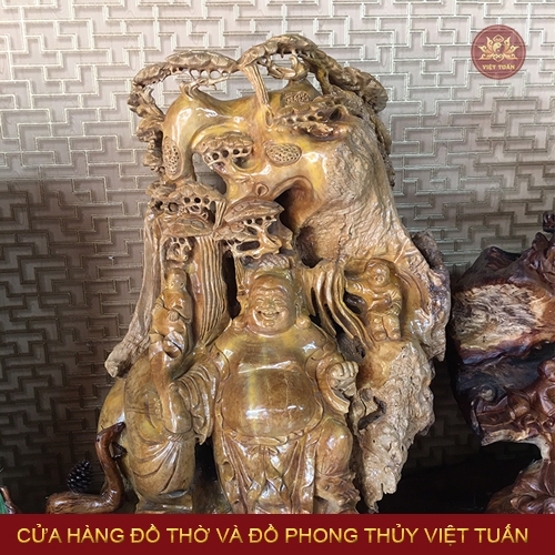 Tượng Di Lạc ngồi dưới gốc tùng