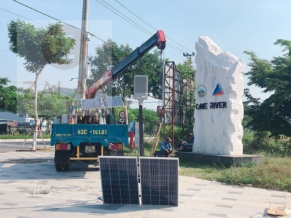 Quy trình cẩu lắp dựng cột đèn đường năng lượng mặt trời dự án công suất từ 80W, 90W, 100W, 120W