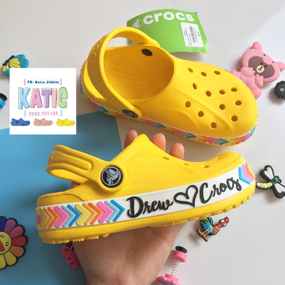 Dép cá sấu Crocs trẻ em DREW màu vàng