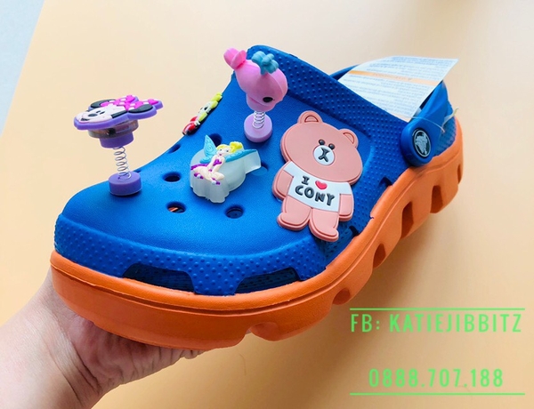 Dép cá sấu Crocs Duet Sport màu xanh dương đế cam