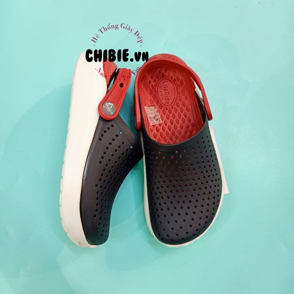 Giày Crocs LiteRide trẻ em màu Đen đế Đỏ quai gắn nút