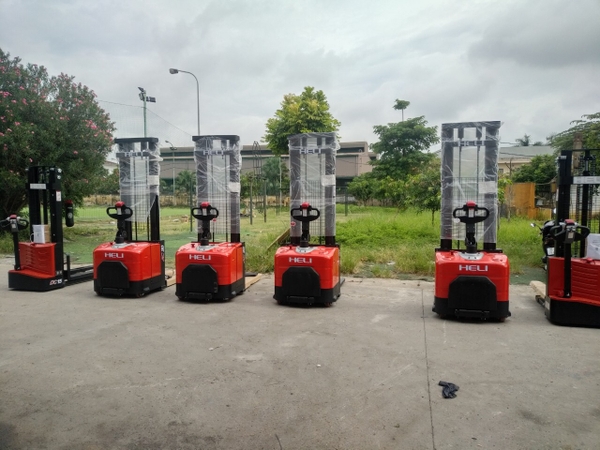 xe nâng điện stacker heli