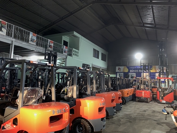 xe nâng heli tại kho bình minh