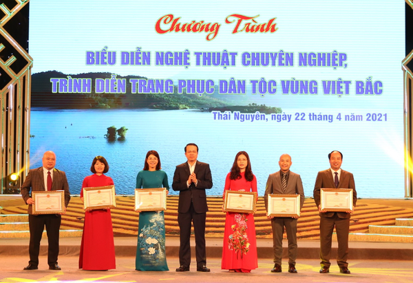 Chương trình biểu diễn nghệ thuật chuyên nghiệp, trình diễn trang phục dân tộc vùng Việt Bắc