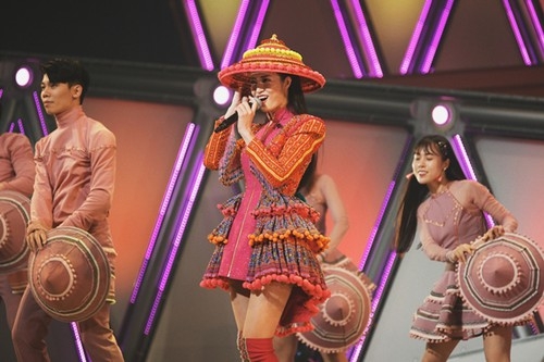 Đông Nhi diện trang phục dân tộc H'mông, đội nón lá trên sân khấu Nhật Bản