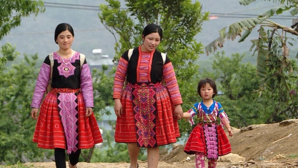 Ý nghĩa hoa văn trên trang phục phụ nữ Mông