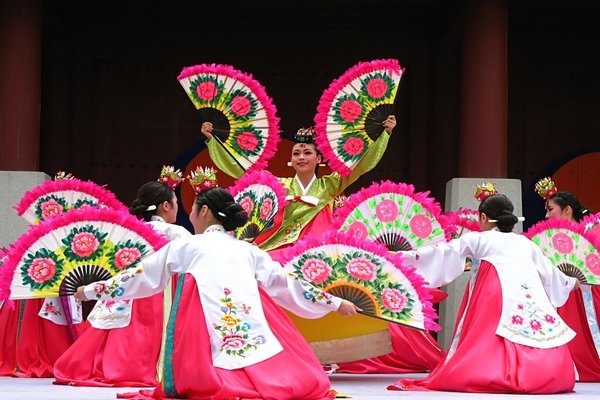 Điệu múa Buchaechum đậm đà bản sắc văn hóa Hàn