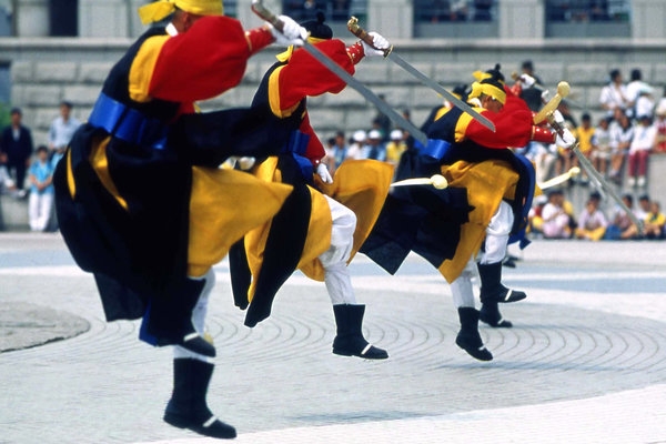Nét mạnh mẽ trong điệu múa kiếm Geommu của người Hàn Quốc