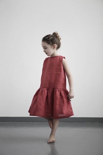 Váy thiết kế bé gái sát nách màu cam đất